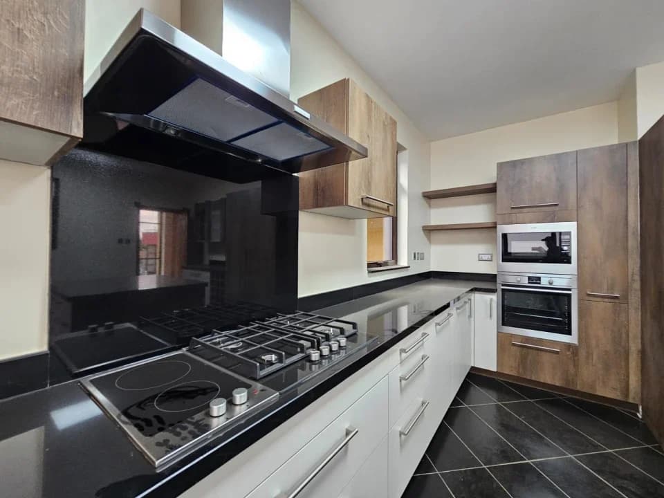 5 Bedroom Townhouse For Sale in Lavington