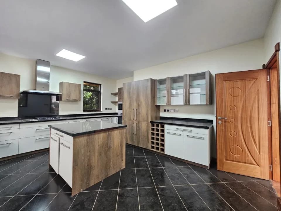 5 Bedroom Townhouse For Sale in Lavington