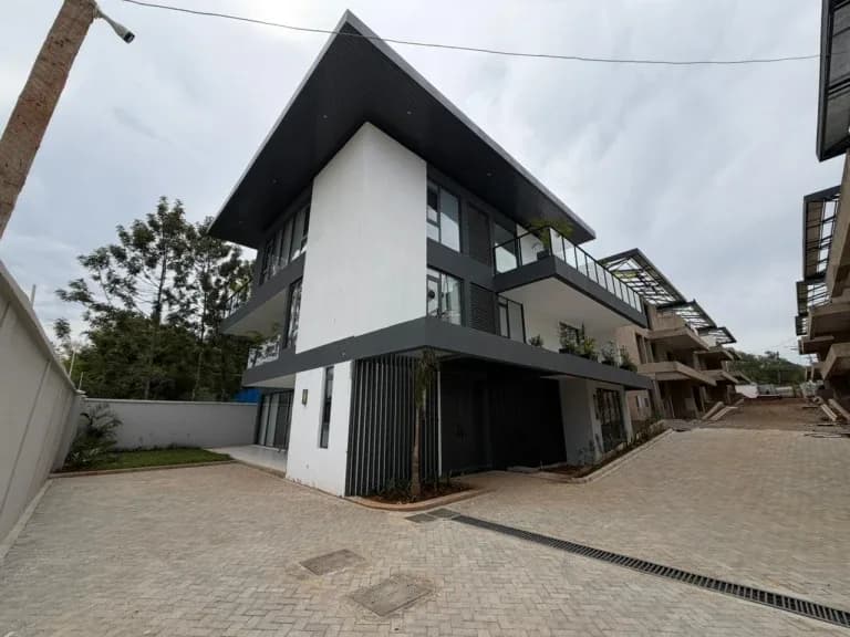 5 Bedroom Villa For Sale in Lavington