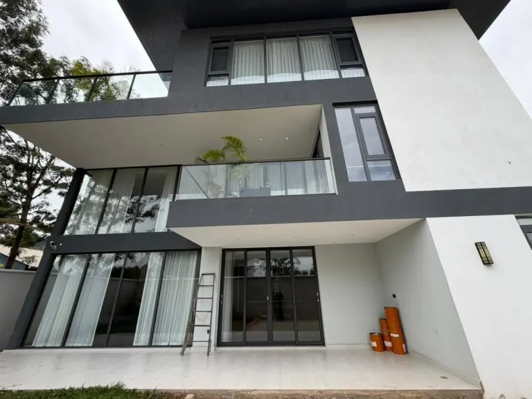 5 Bedroom Villa For Sale in Lavington